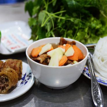 Quán Bún Chả Hà Nội Giữa Sài Thành Giúp Người Lầm Lỡ Làm Lại Cuộc Đời